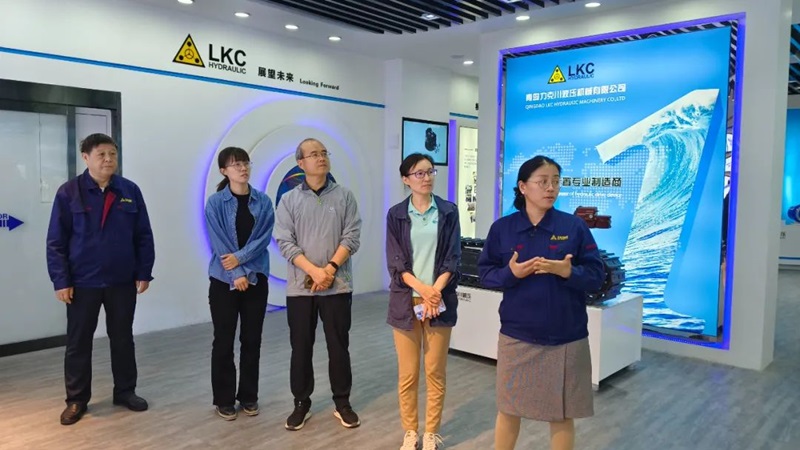 中國(guó)工程機(jī)械工業(yè)協(xié)會(huì)設(shè)備管理與維修分會(huì)秘書長(zhǎng)周馥隆一行蒞臨力克川液壓參觀指導(dǎo)2.jpg